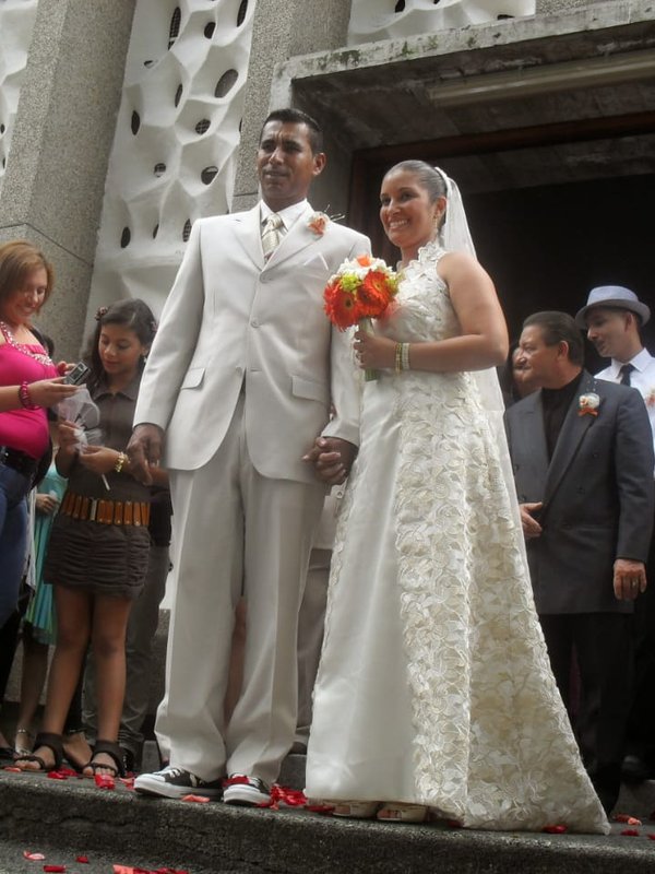 Los novios abrazados en una calle de Manhattan